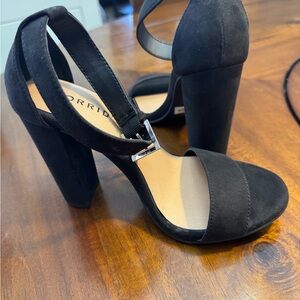 New Torrid Black Chunky Heel Sandals        Size 6WW